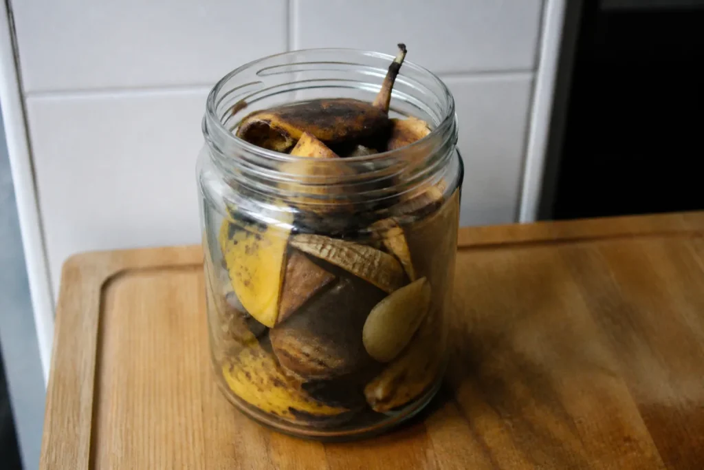 Bocal en verre avec peaux de banane
