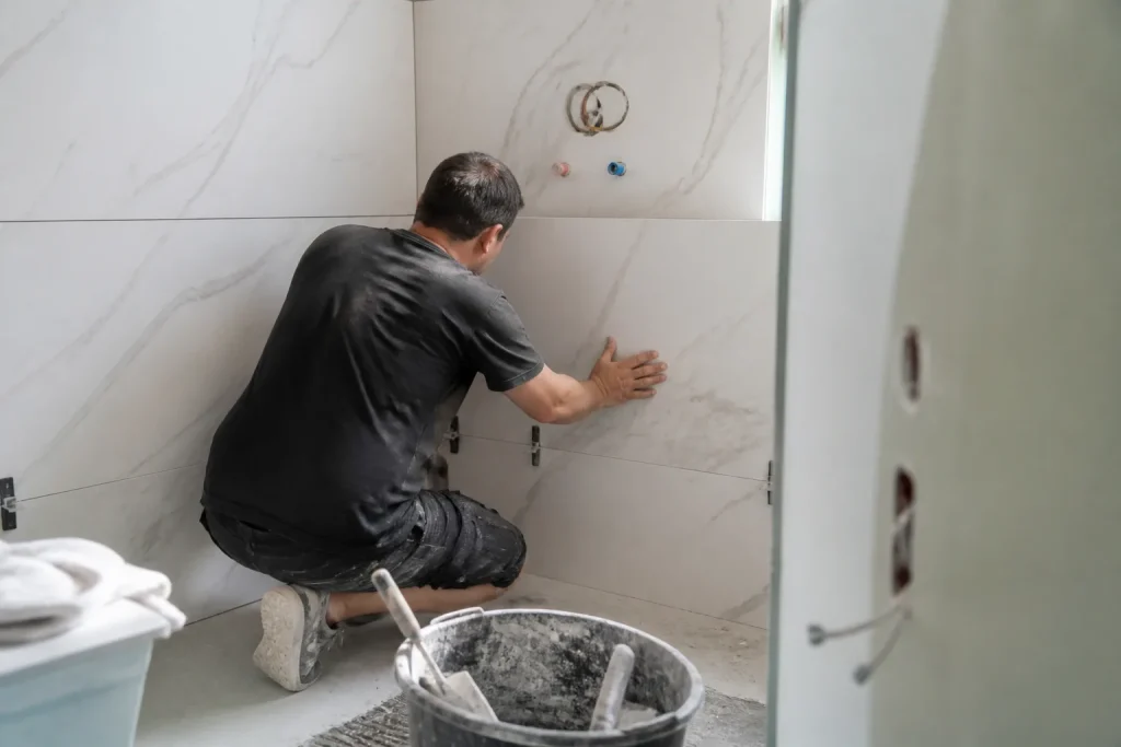 Carreleur pose carrelage grand format dans salle de bain