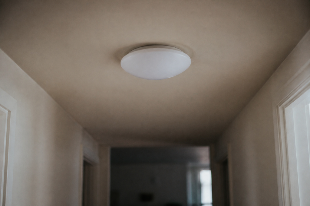 Lampe ronde blanche fixee au plafond bas