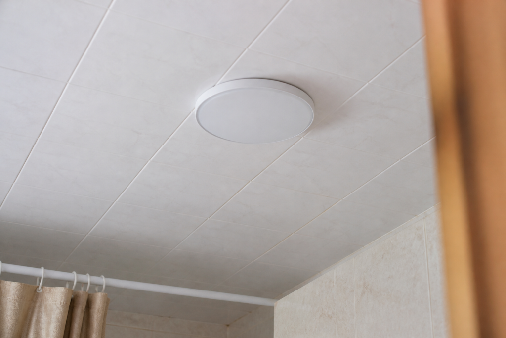 Plafonnier LED rond blanc au plafond carrelage