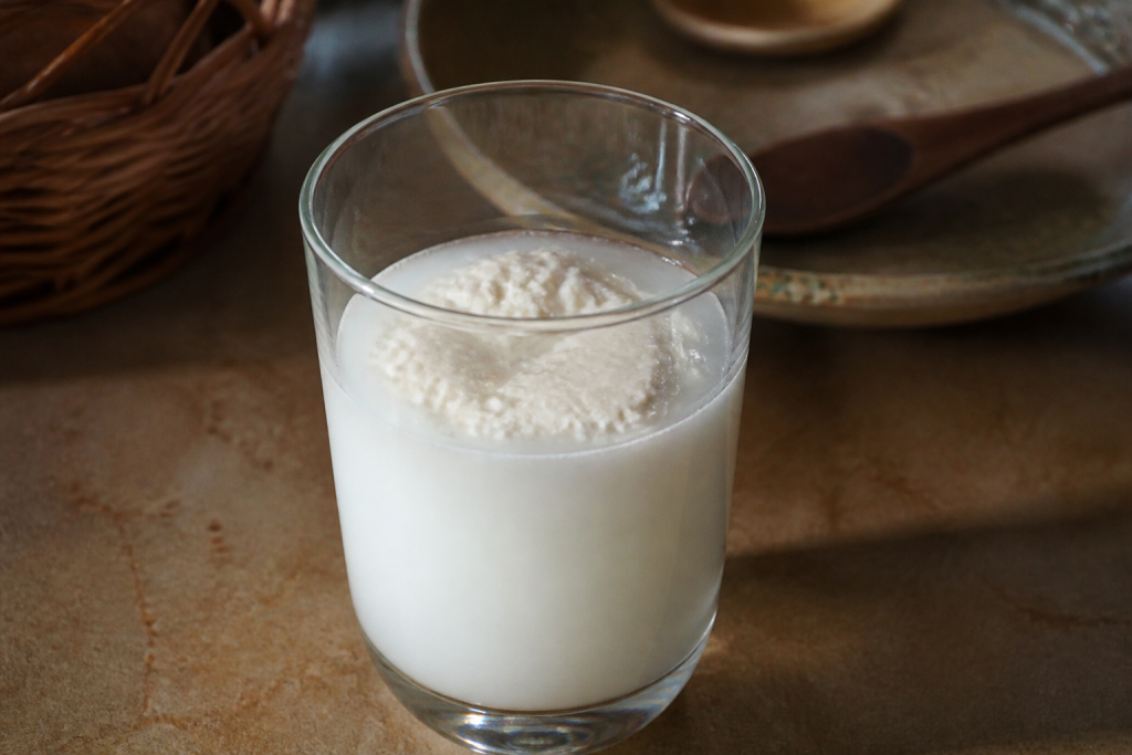 Verre de liquide blanc avec masse visqueuse flottante