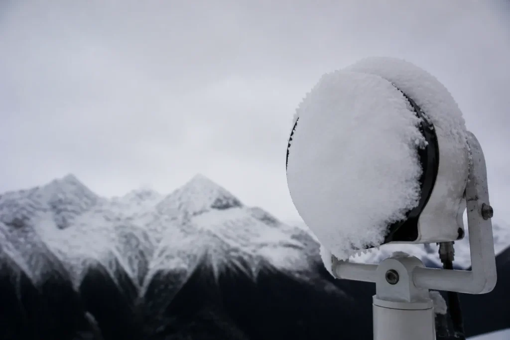 Webcam montagne objectif couvert de neige sous ciel gris
